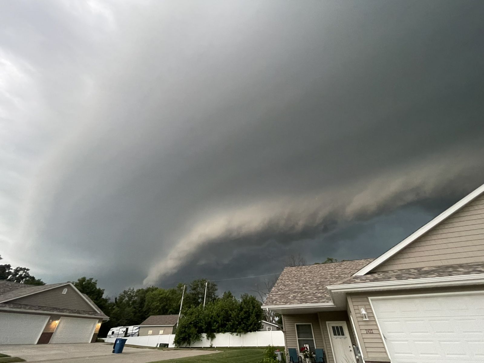 Shelf cloud photo from Silvis, IL