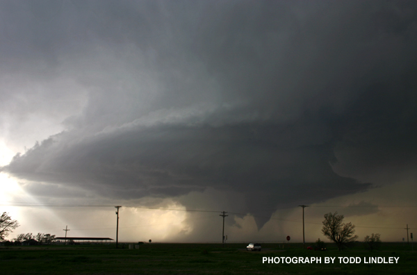 Tornado between Fieldton and Olton. (photo by Todd Lindley, NWS Lubbock)