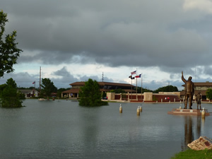 View of the Willie McCool and War Memorials at Huneke Park - click to enlarge the image